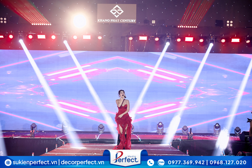 ca-sy-phuong-nhung-bieu-dien