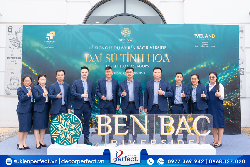 Khách mời chụp hình tại booth check in sự kiện kick off Bến Bắc Riverside
