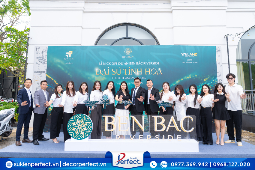 Khách mời chụp hình tại booth check in sự kiện kick off Bến Bắc Riverside