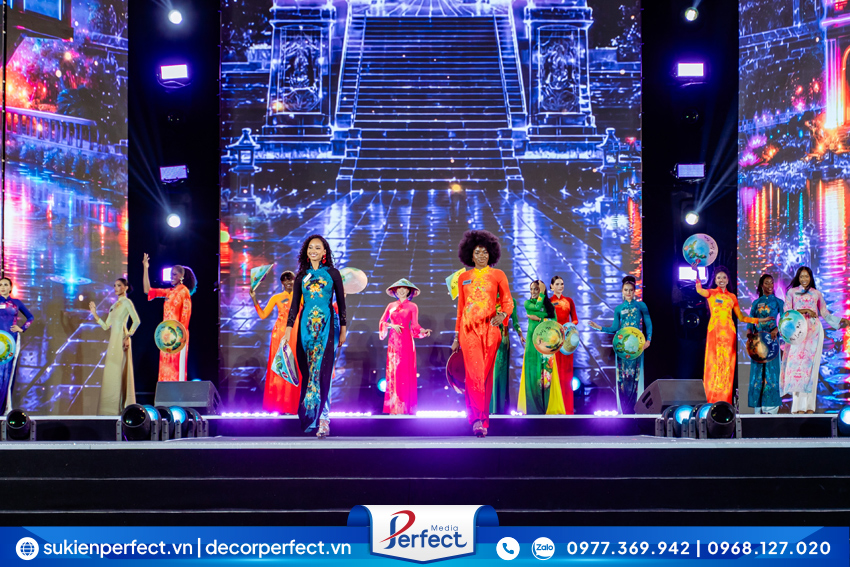 Người đẹp Miss World 2026 trình diễn áo dài