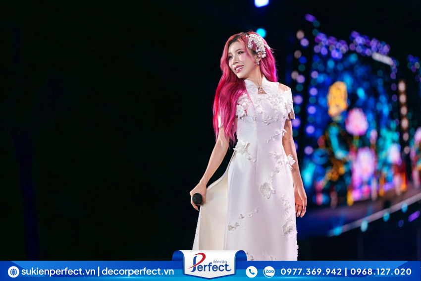 Ca sỹ Trang Pháp biểu diễn