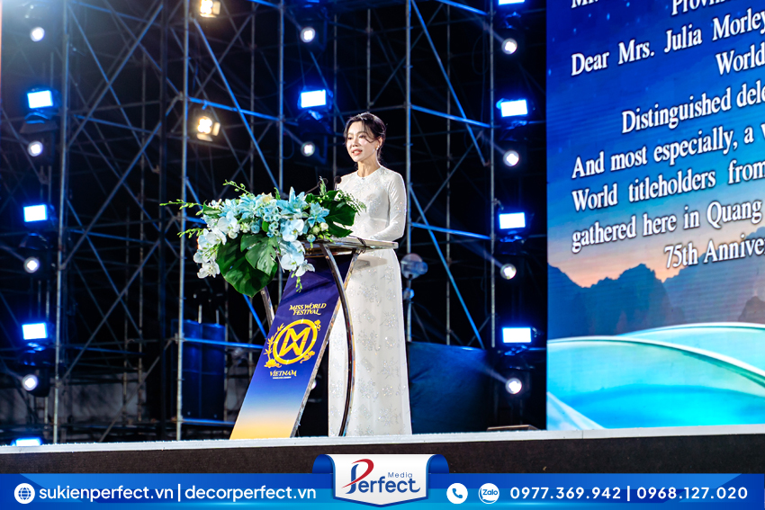 trao tặng kỷ niệm chương trình