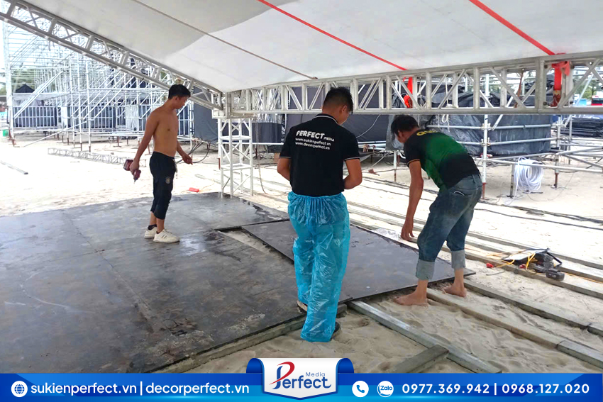 Nhà giàn sự kiện tại bãi biển