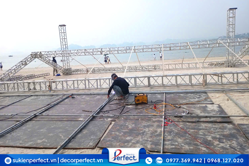 Nhà giàn sự kiện tại bãi biển