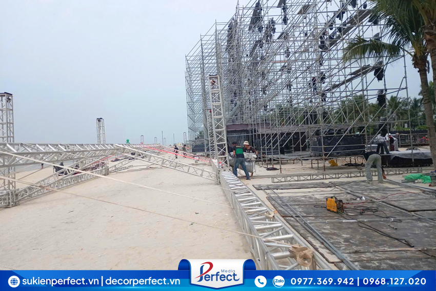 Nhà giàn sự kiện tại bãi biển