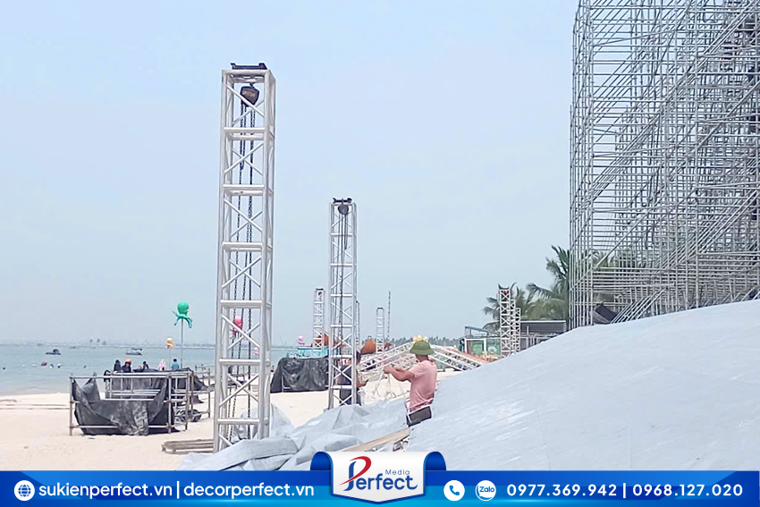 Nhà giàn sự kiện tại bãi biển