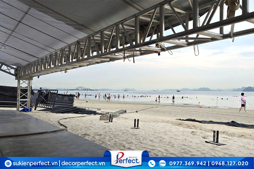 Nhà giàn sự kiện tại bãi biển