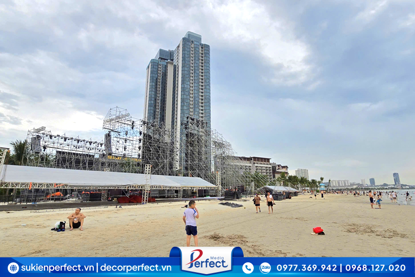 Nhà giàn sự kiện tại bãi biển