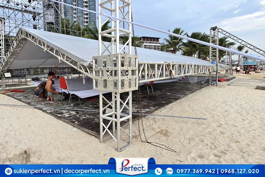 Nhà giàn sự kiện tại bãi biển