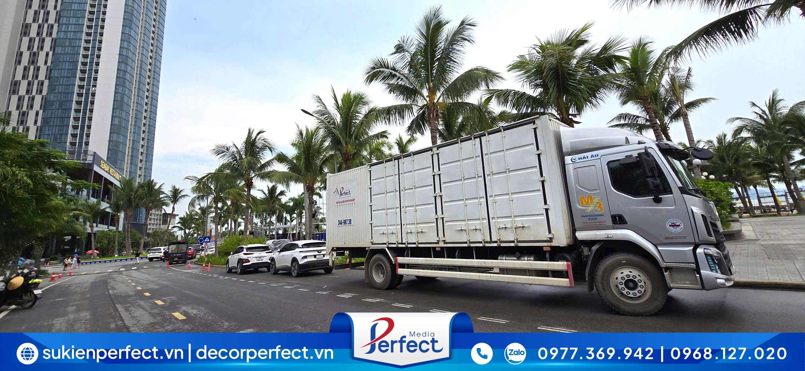 Xe tải chuyên chở thiết bị của Perfect Media